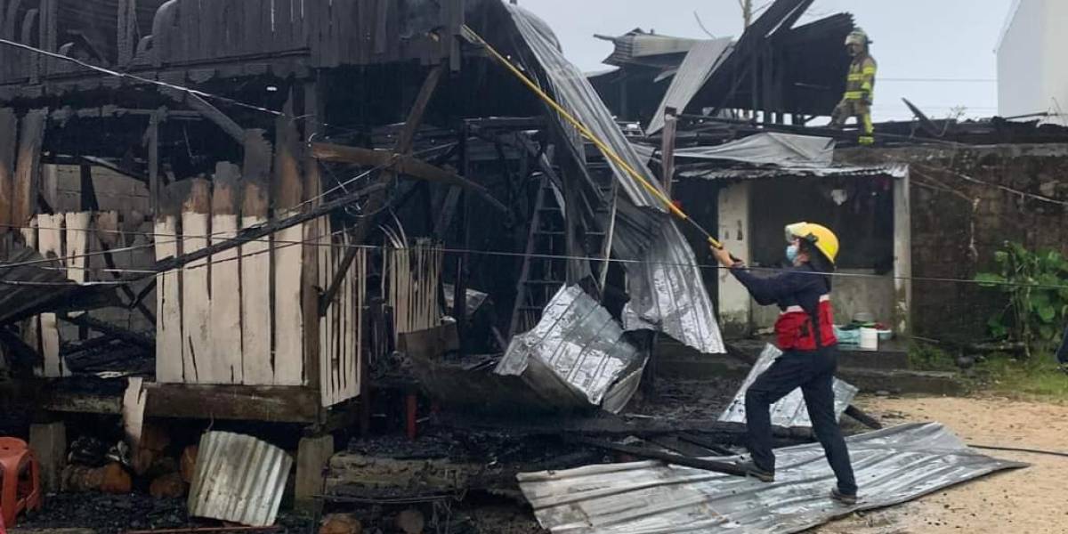 Incendio consume dos viviendas en Puyo, Pastaza