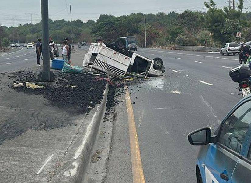 Foto de un siniestro de tránsito en la Vía Perimetral, que provocó la reacción de Aquiles Álvarez, alcalde de Guayaquil, que solicitaba el regreso de los radares.