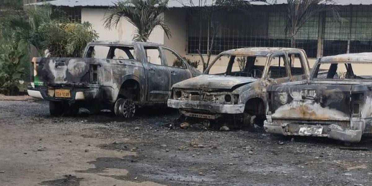 Tres camionetas de la Prefectura de Esmeraldas fueron quemadas dentro de un taller