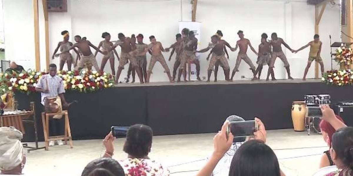 Bailarines ecuatorianos y estadounidenses participaron en un encuentro cultural de marimba en la Isla Trinitaria