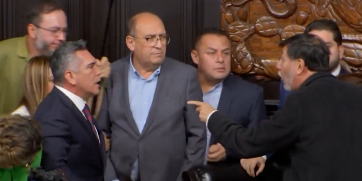 Senadores mexicanos se enfrentan a golpes en cierre de sesión legislativa