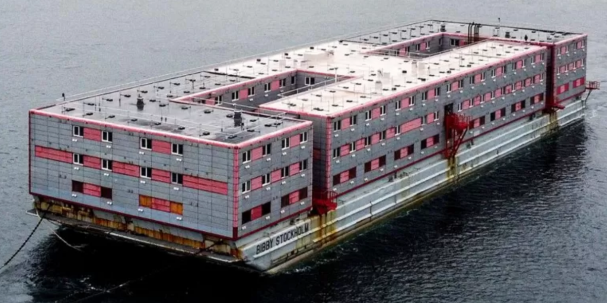 La polémica barcaza flotante donde Reino Unido alojará a solicitantes de asilo