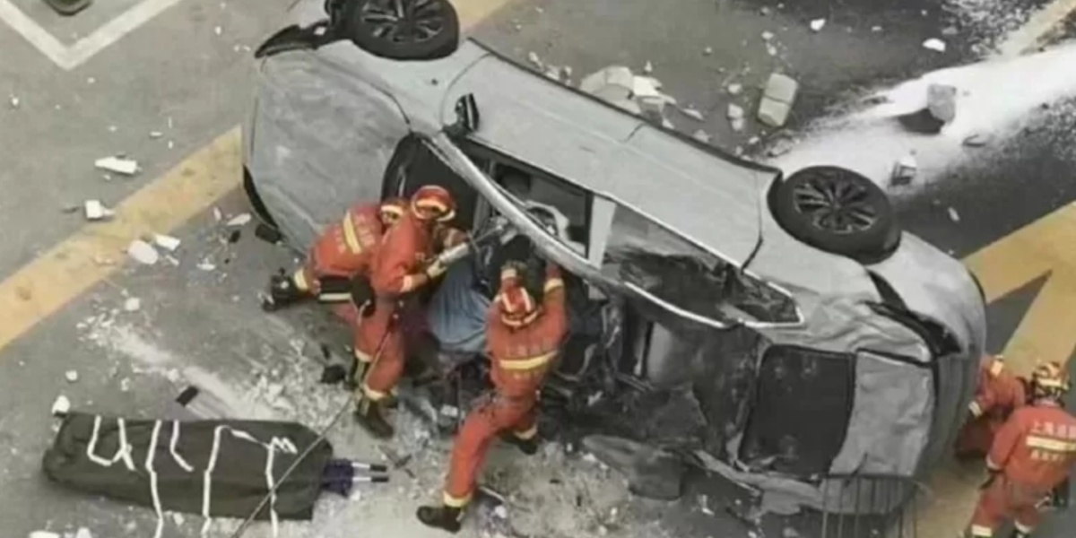 2 muertos tras la caída de un auto eléctrico desde el tercer piso de un edificio en China