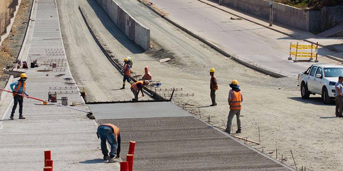 Álvarez anuncia paralización de obras en Guayaquil por deuda de USD 100 millones del Gobierno