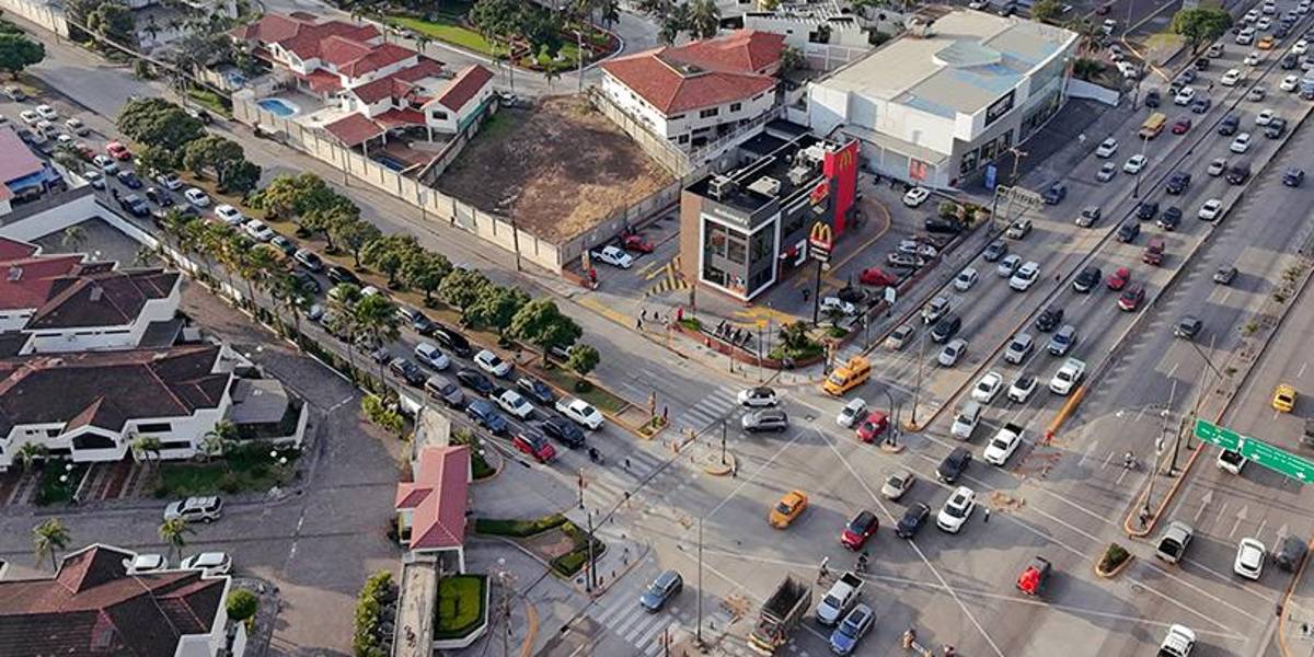 El Gobierno ordena a la Prefectura del Guayas que suspenda obra municipal en Avenida del Bombero