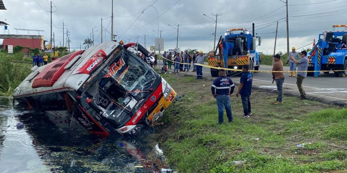 Un bus interprovincial se accidentó en la vía Durán-Yaguachi