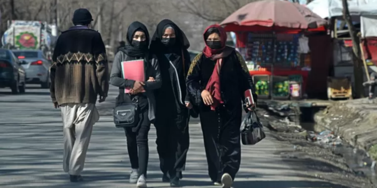 Afganistán: los talibanes eliminan el acceso de las mujeres a las universidades