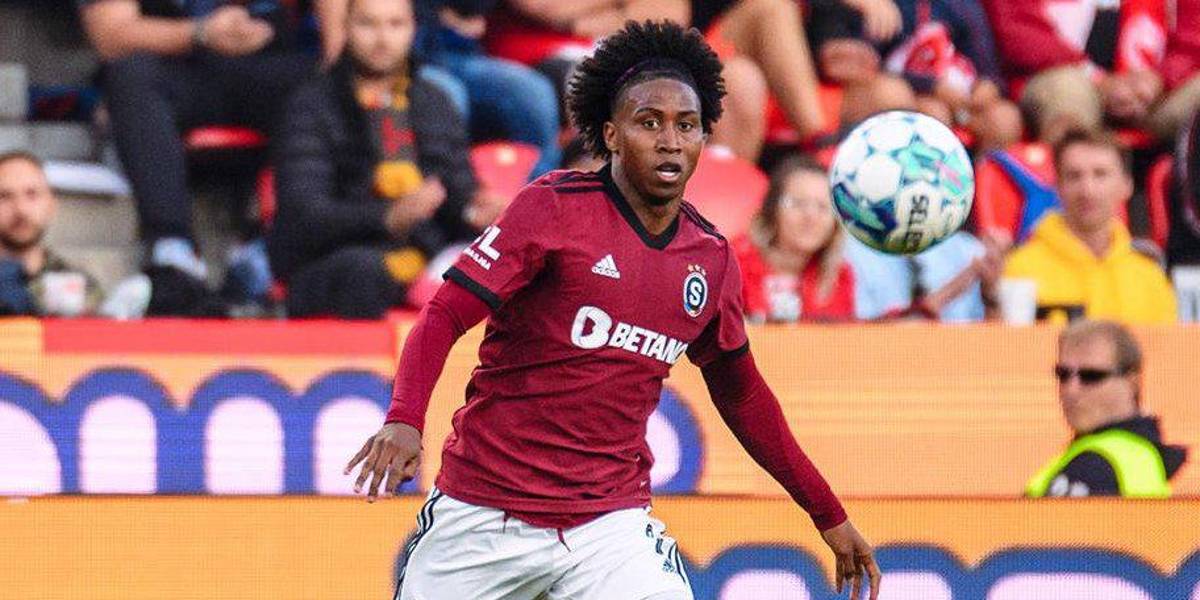 Ángelo Preciado fue expulsado por una agresión en un partido de la liga de República Checa