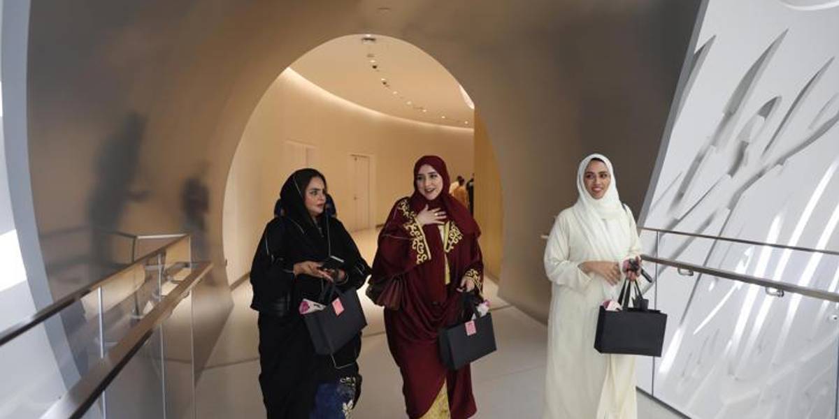 Francia prohibirá en sus colegios el uso de la túnica femenina islámica