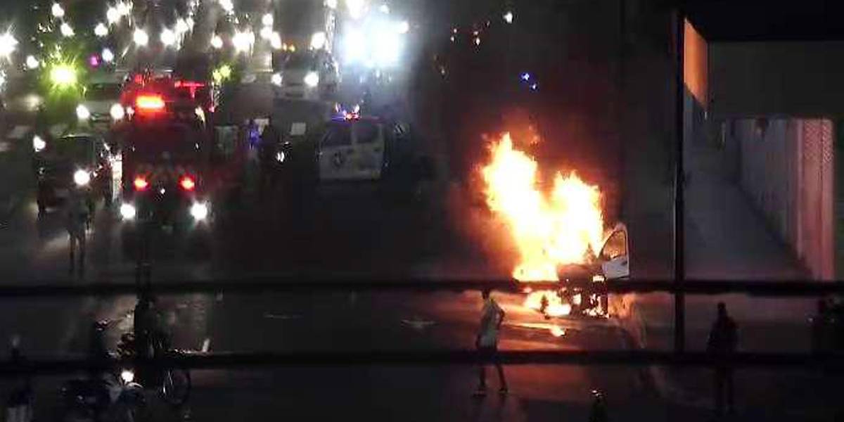 Un vehículo en llamas alarmó a ciudadanos en el centro de Guayaquil