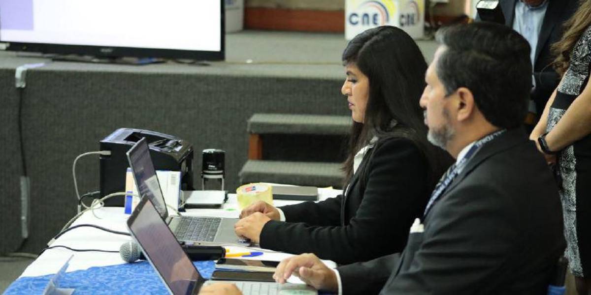 Elecciones Ecuador 2023: los observadores verificaron el sistema informático de los comicios anticipados