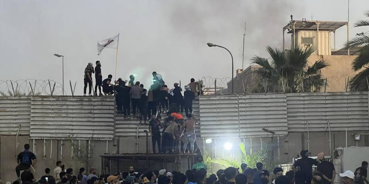 Irak: manifestantes incendian la embajada de Suecia tras la quema de ejemplares del Corán