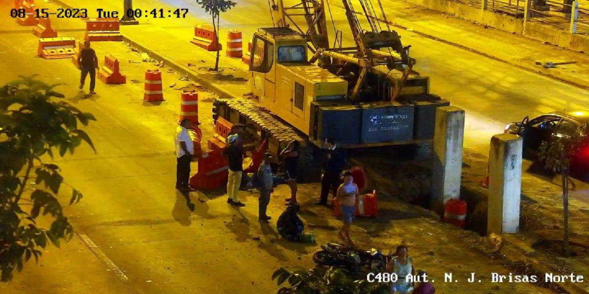 Un policía muere tras estrellarse contra una maquinaria, en la autopista Narcisa de Jesús, en Guayaquil