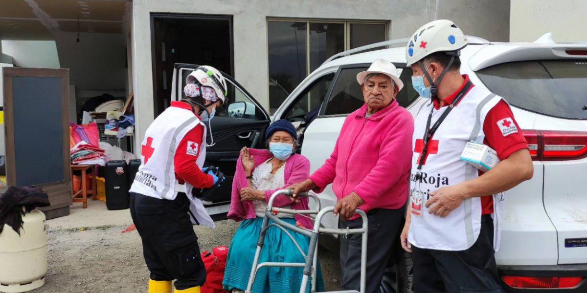 Rayoloma | Una rotura de tubería afectó a un barrio de Cuenca y deja sin agua a casi 3 000 usuarios