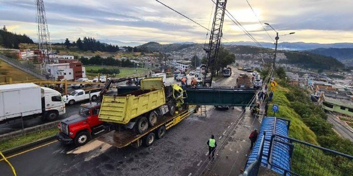 Cierres viales en la av. Simón Bolívar por reconstrucción de puente peatonal
