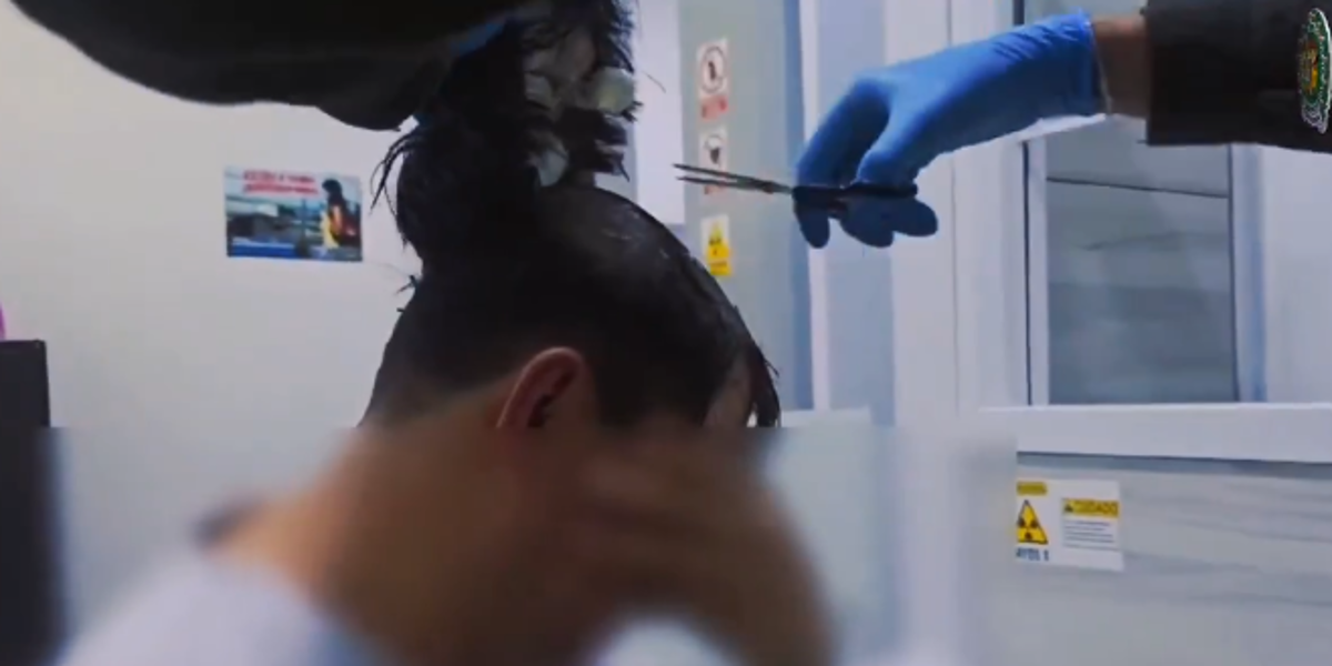 Un hombre fue detenido en el aeropuerto de Cartagena, Colombia, con droga oculta debajo de una peluca