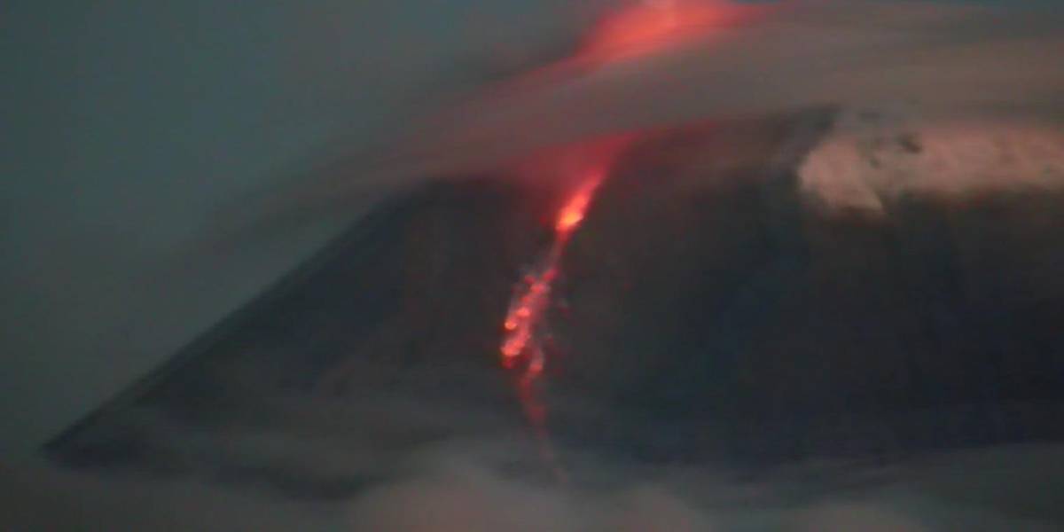 El volcán Cotopaxi emite una columna de ceniza y el Sangay material piroclástico