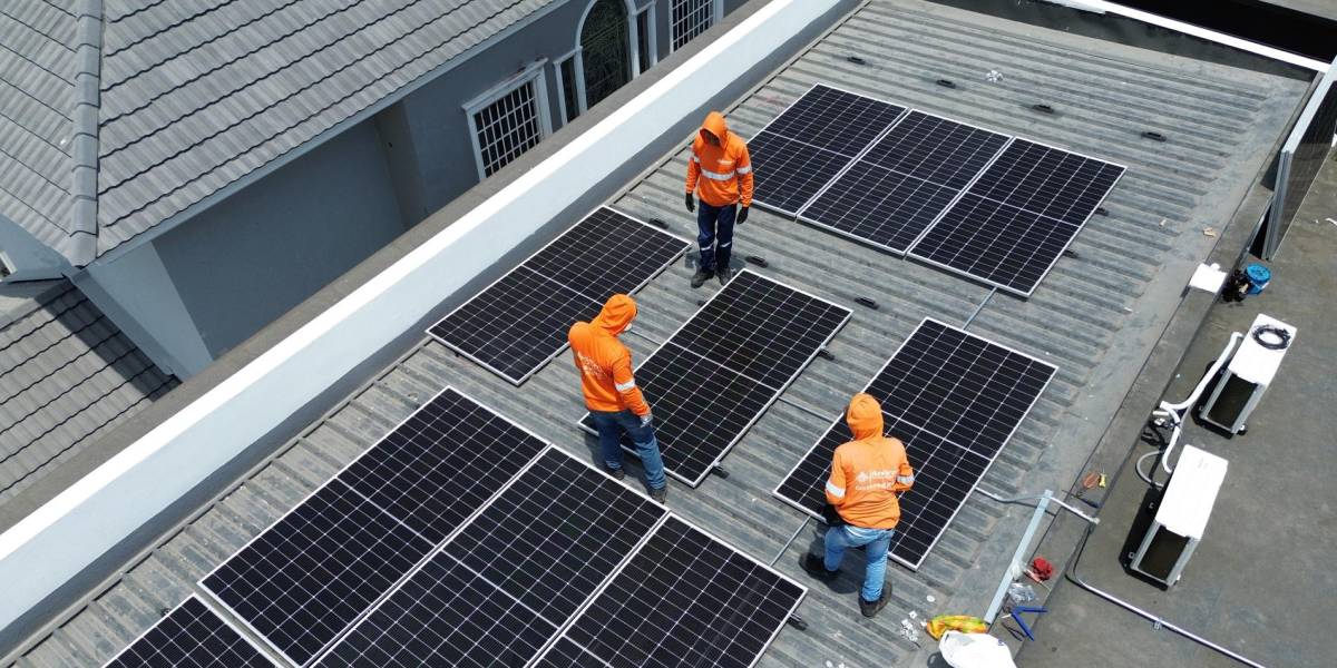 Apagones en Ecuador | ¿Cuánto cuesta instalar paneles solares en una vivienda?
