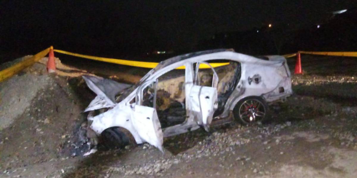 Secuestran a dos jóvenes en Manta, policía halló un carro incinerado