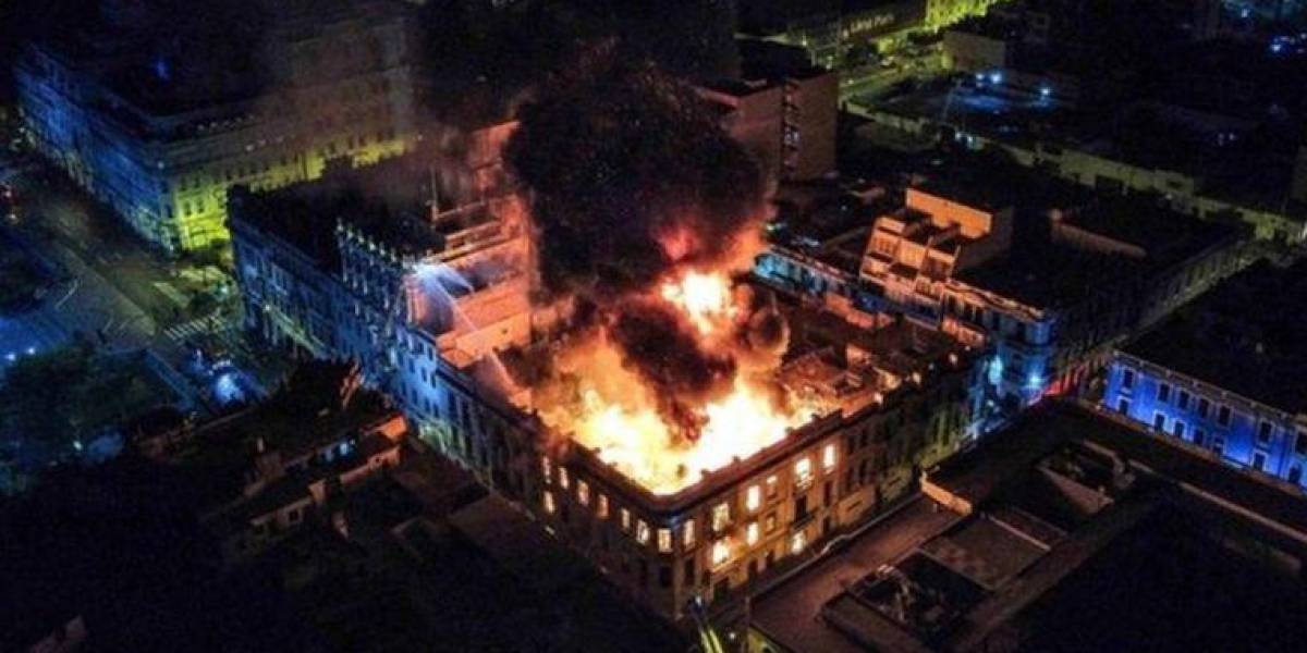 La jornada de la toma de Lima termina con enfrentamientos y el incendio en un edificio en el centro histórico de la capital peruana
