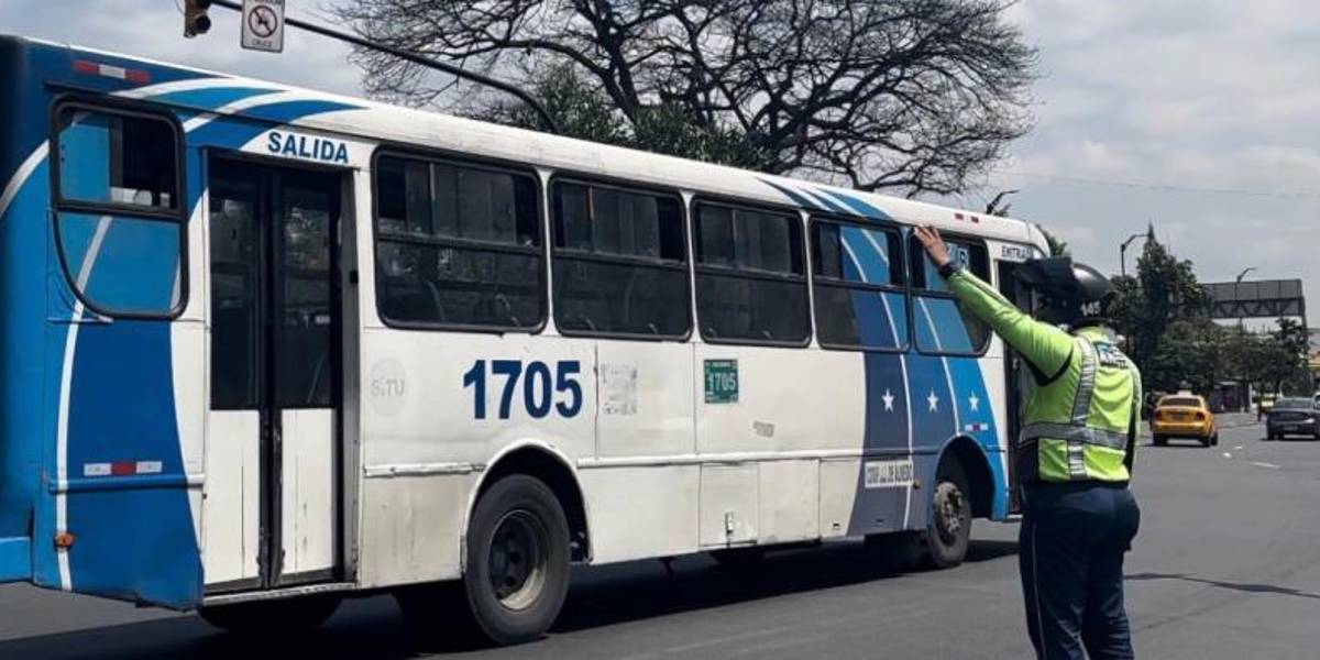Christian Sarmiento, expresidente de la Fetug, asegura que menos buses están circulando en Guayaquil