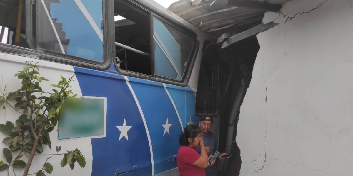 Un bus se estrelló contra una vivienda en Flor de Bastión, noroeste de Guayaquil, y dejó cinco heridos