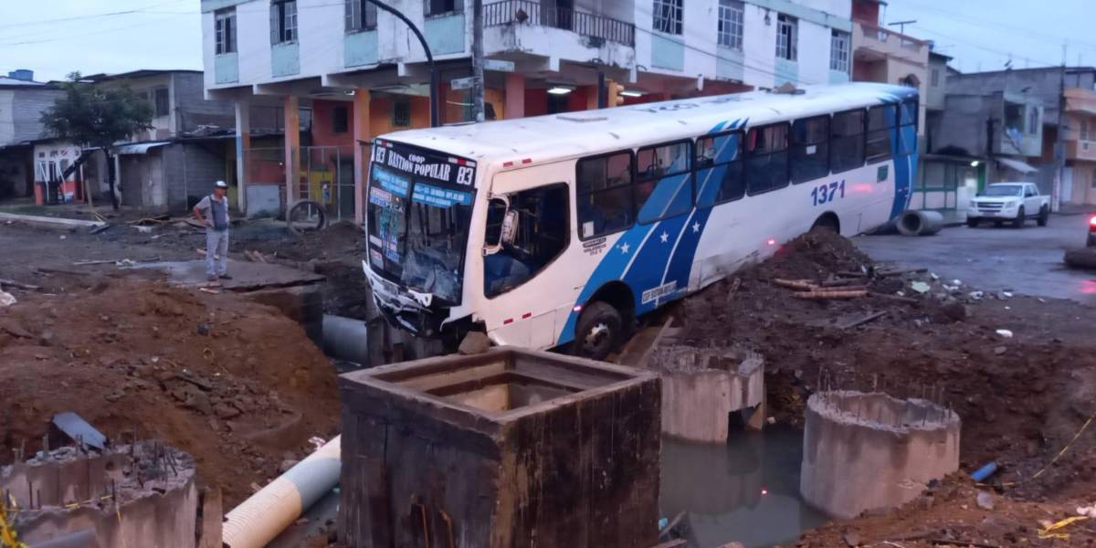 Un motociclista muere arrollado por un bus de la línea 83, en el Suburbio de Guayaquil