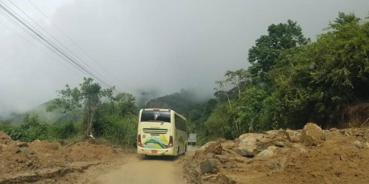 Un nuevo deslizamiento suspende parcialmente la circulación por la vía Cuenca-Girón-Pasaje