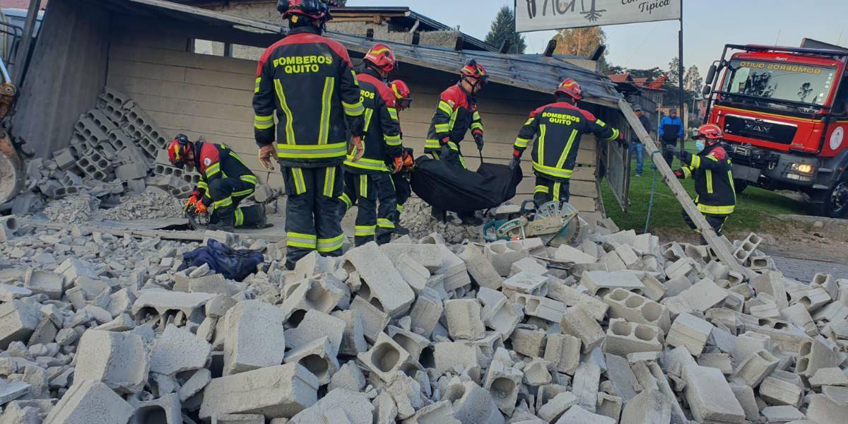Quito: una mujer murió aplastada por el material que cayó de un camión en la vía a Amaguaña