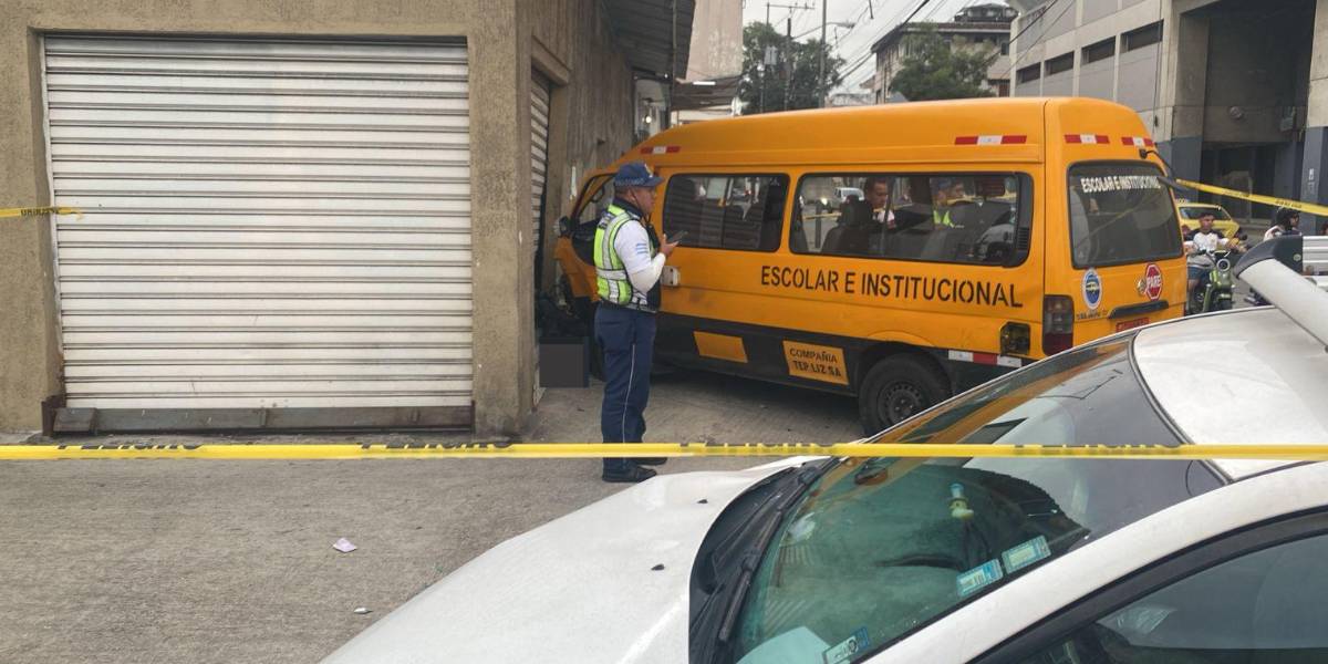 Una mujer muere en Guayaquil tras ser arrollada por un expreso que había sido impactado previamente por un auto