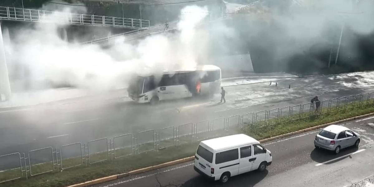 Un bus se incendió en la avenida Simón Bolívar, a la altura de Pueblo Blanco