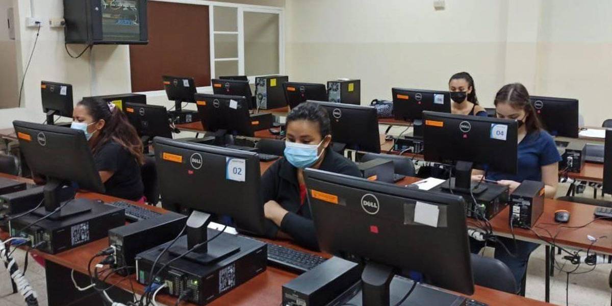 Fallas técnicas impiden que miles de jóvenes rindan el examen Transformar