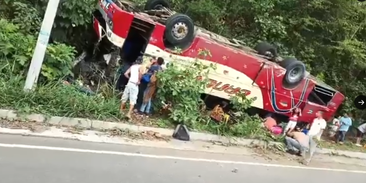 Un siniestro de tránsito en la vía Junín-Portoviejo, en Manabí, deja al menos un muerto y una decena de heridos