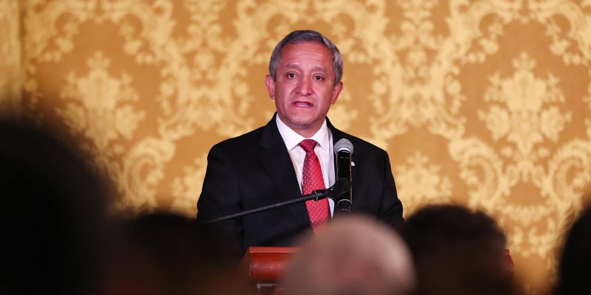 Preocupación por red de captación de dinero; dos policías bajo investigación