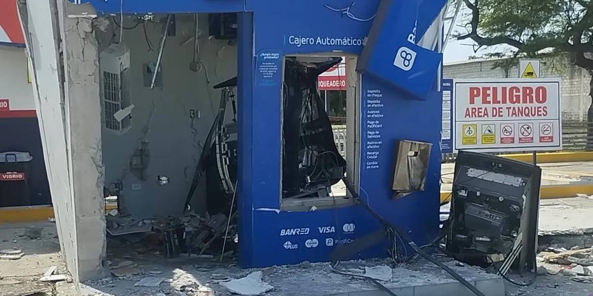Con explosivos delincuentes destruyeron un cajero automático en Santa Elena