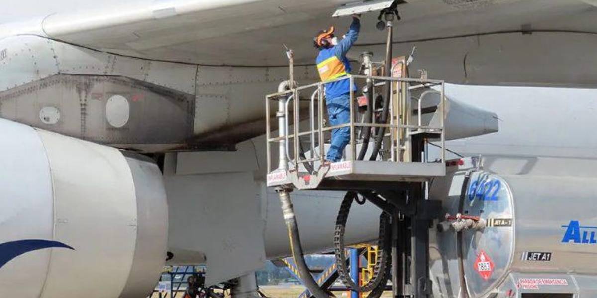 Ecuador declara desierto concurso para importación de gasolina de aviación