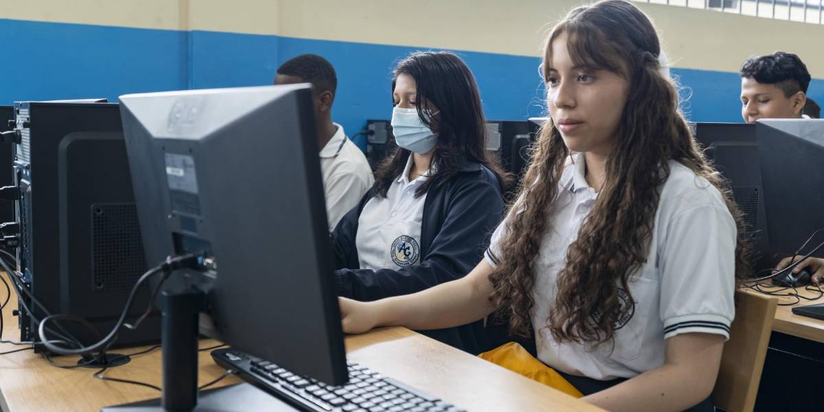 El Ministerio de Educación dispone clases virtuales en cinco zonas del Litoral por alerta de tsunami