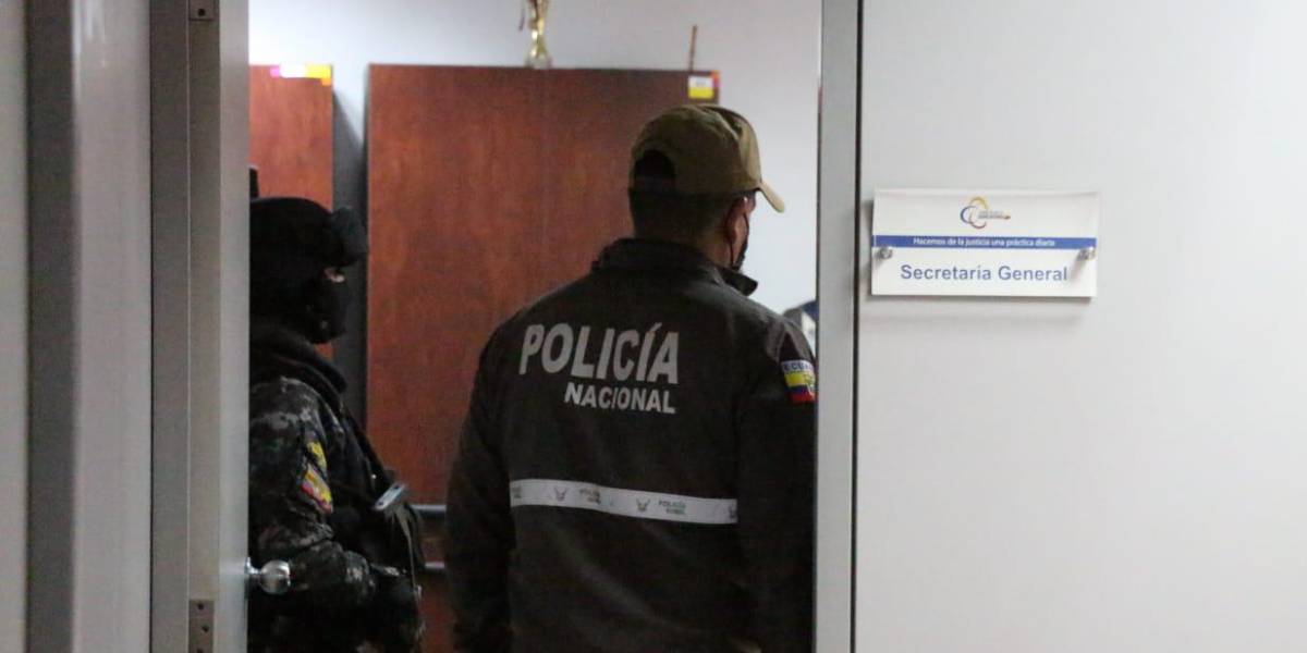 La Fiscalía y la Judicatura enfrentadas por el allanamiento en Quito