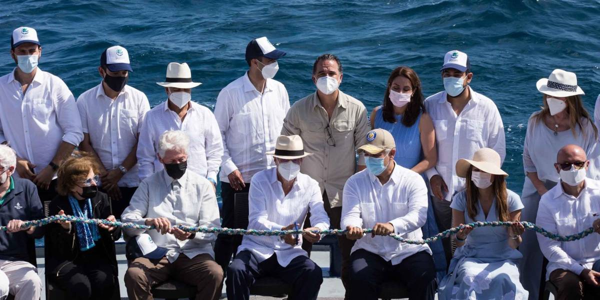 Ecuador inaugura una reserva en Galápagos y sella la mayor área marina protegida