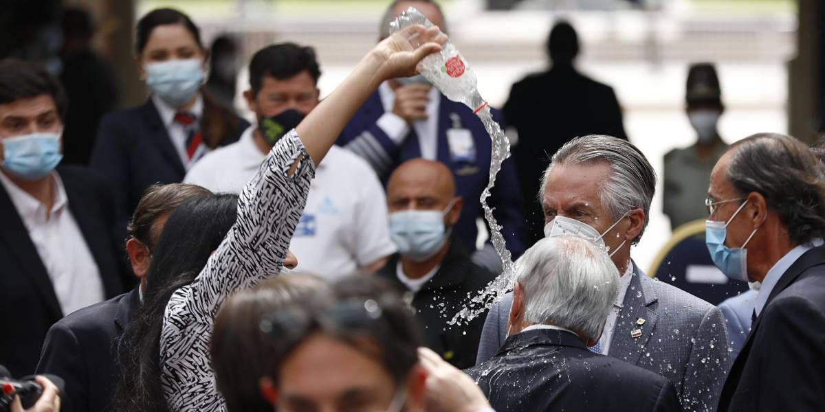Sebastián Piñera: mujer lanza agua al presidente de Chile durante un acto conmemorativo por la pandemia