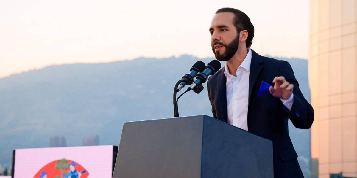 El Salvador | Bukele destituye a 300 funcionarios alineados con una agenda liberal