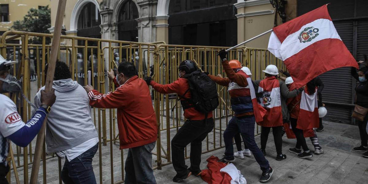 Seguidores de Keiko Fujimori marchan al Palacio de Gobierno de Perú y atacan auto de ministros