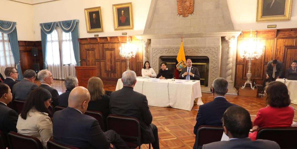 Los ministros del Interior, Economía y Relaciones Exteriores explicaron a diplomáticos las medidas económicas tomadas por Noboa