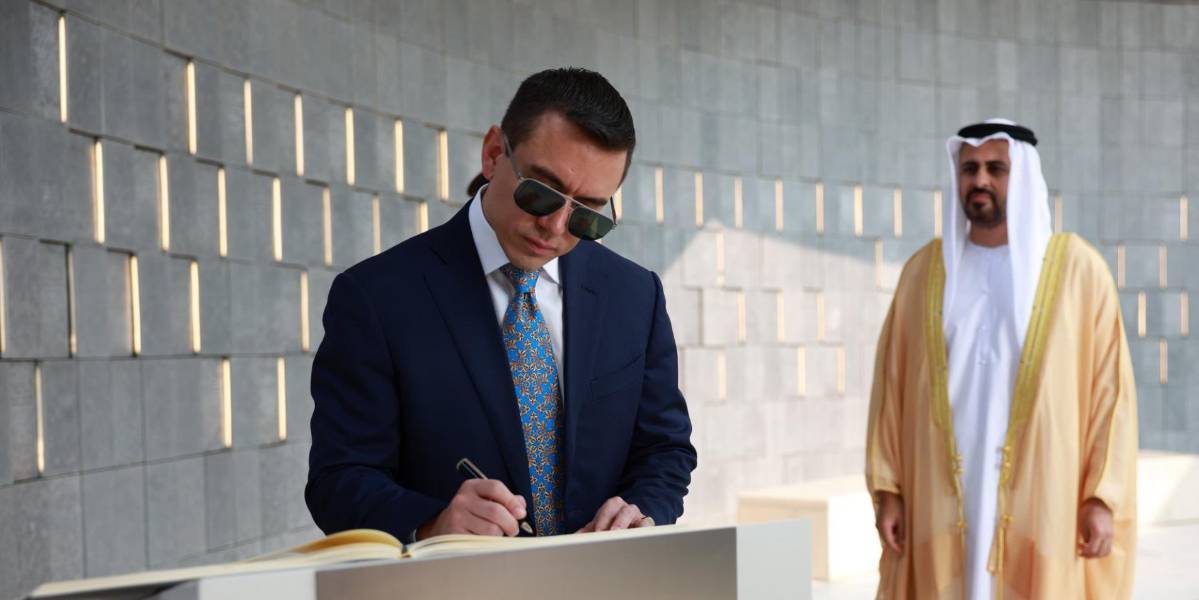 Daniel Noboa inicia agenda oficial en Emiratos Árabes con entrega de ofrenda floral