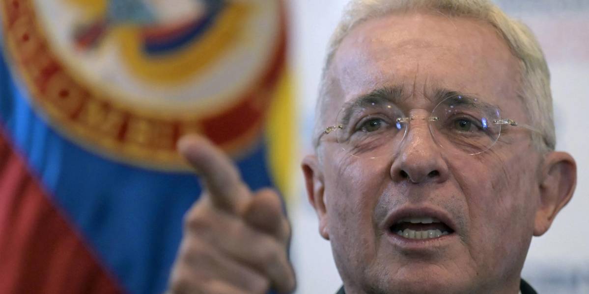 Álvaro Uribe responde a Gustavo Petro y acusa a su gobierno de atentar contra los trabajadores