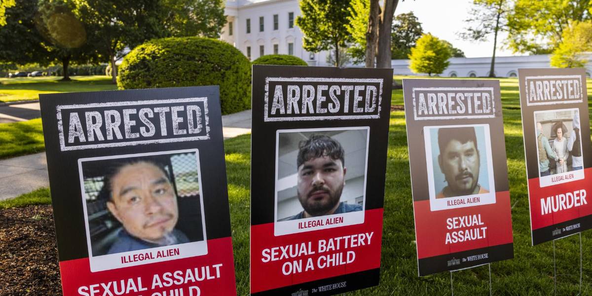 Administración de Trump coloca carteles en la Casa Blanca mostrando fotos de inmigrantes arrestados