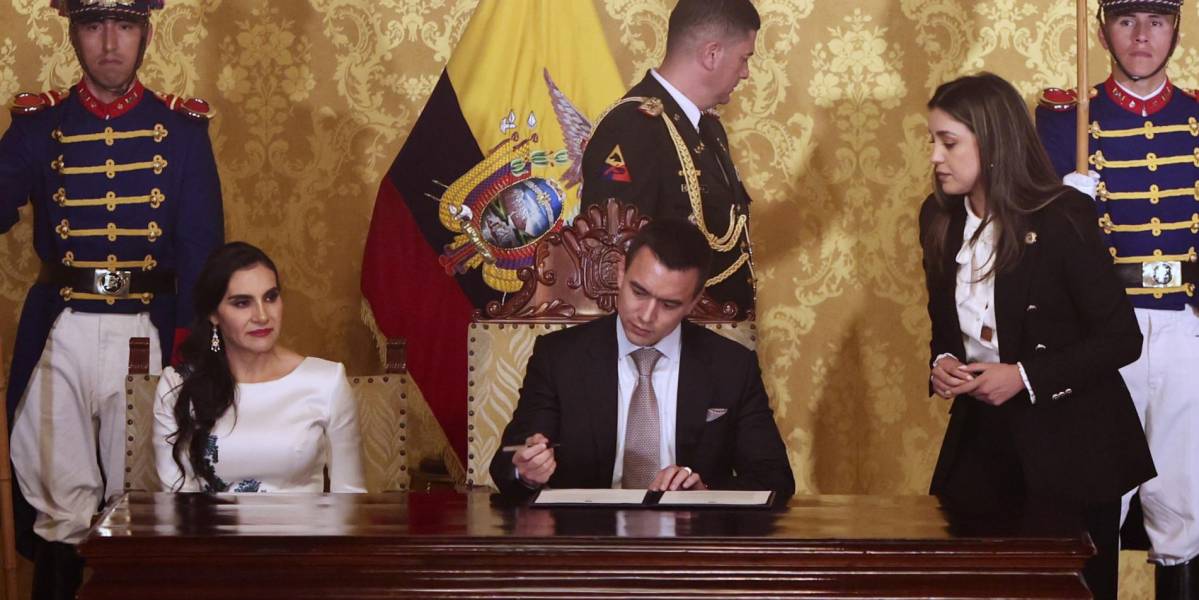 Daniel Noboa firma los decretos para designar al gabinete presidencial