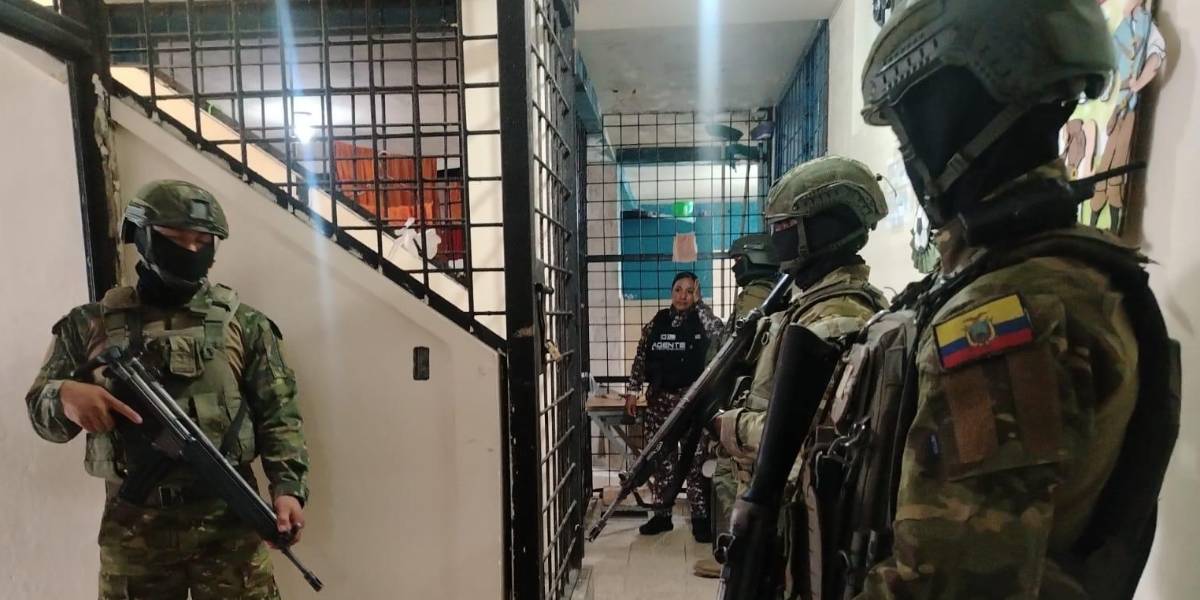Militares decomisan armas, droga, celulares y más en nueve cárceles de Ecuador