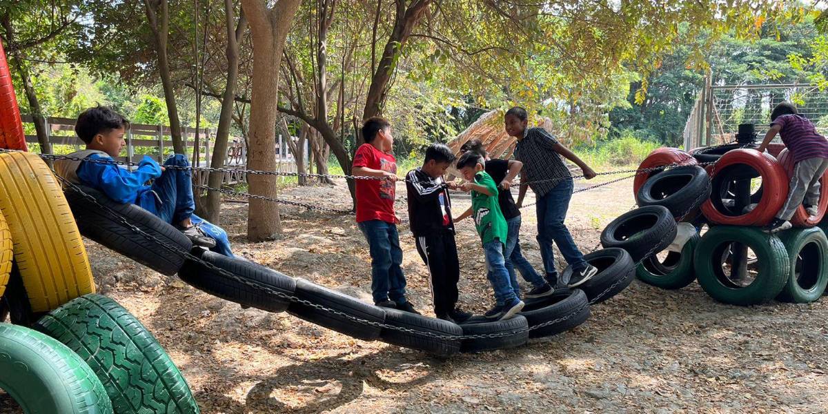 Guayas: inauguran parque ecológico en la Isla Santay, edificado con 500 llantas recicladas