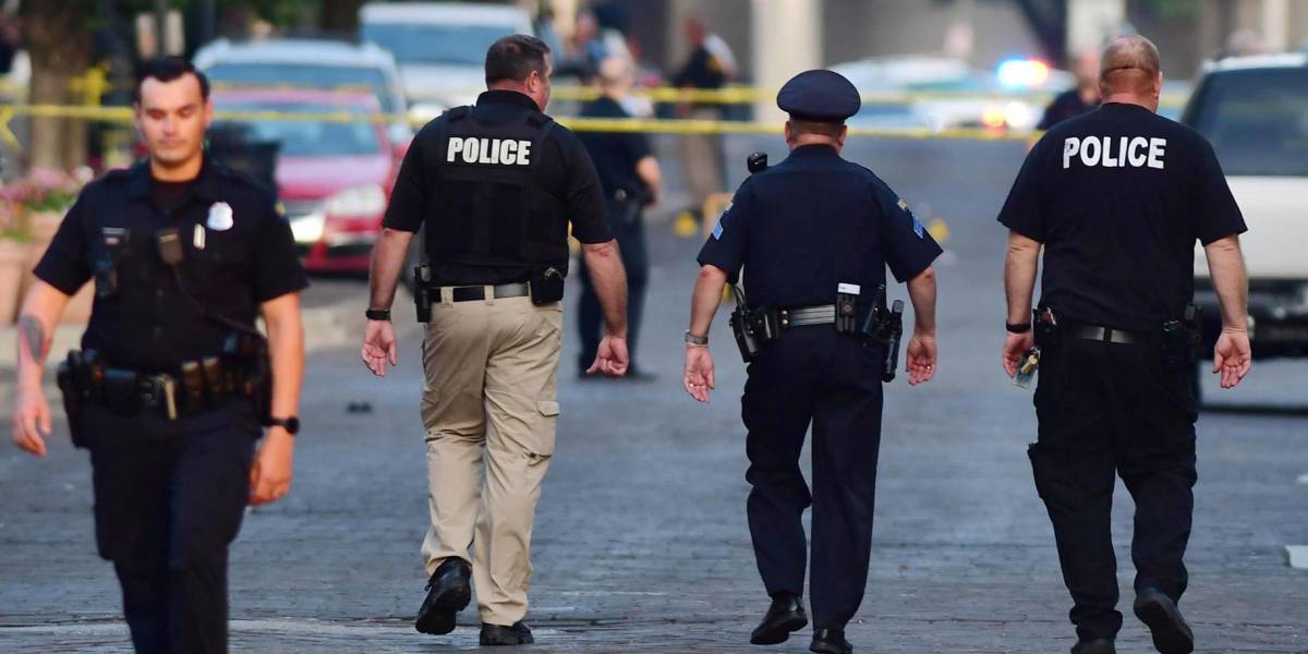 Al menos seis muertos y docenas de heridos en un tiroteo en un desfile en EE.UU.